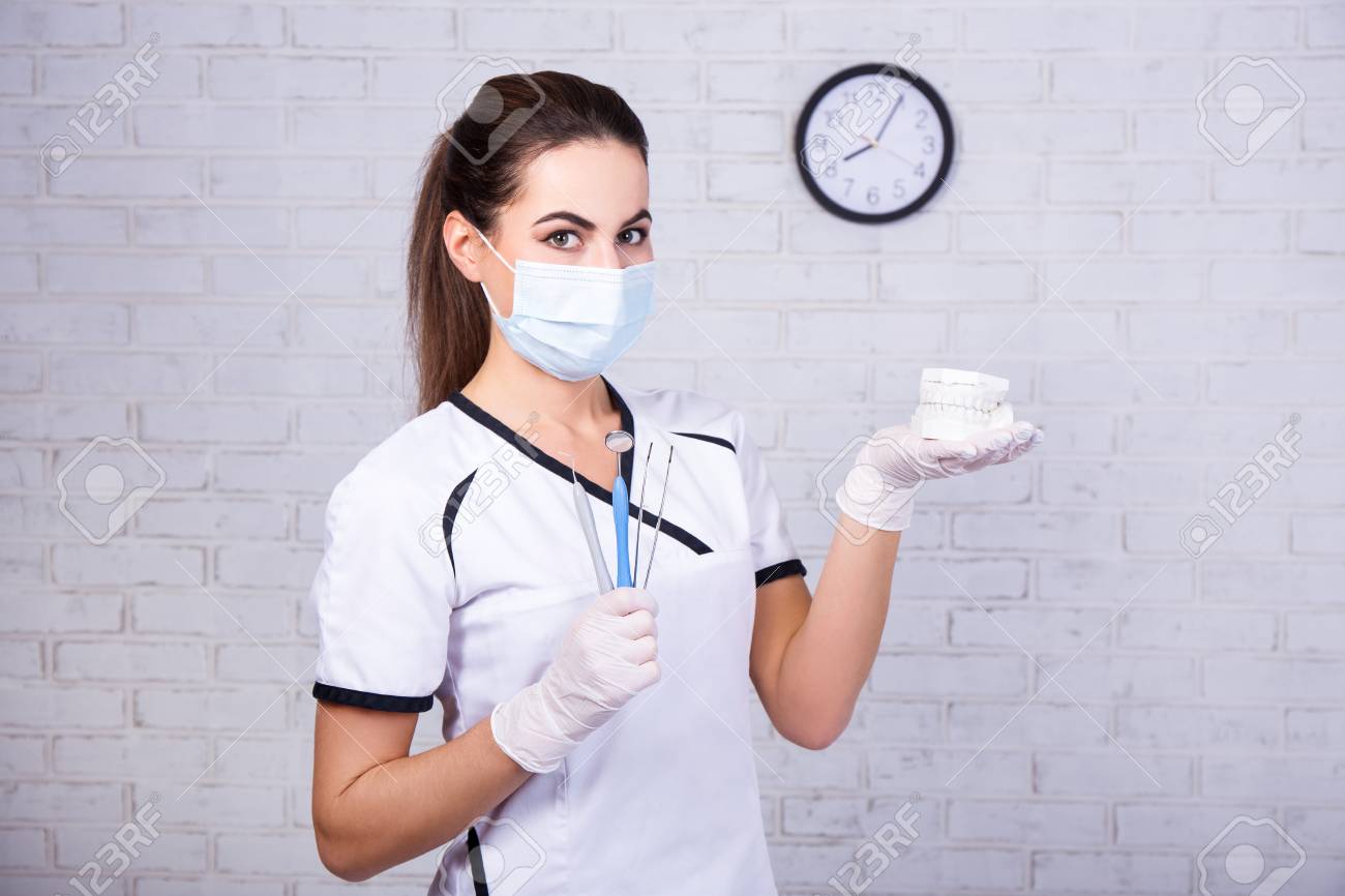 Portrait De Dentiste Femme Tenue Dents Mod le Et Outils