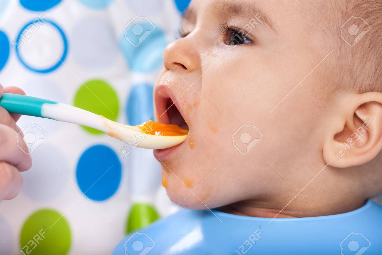 Morsure De Bebe Tres Faim De Pres Banque D Images Et Photos Libres De Droits Image Morsure De Bebe Tres Faim De Pres Banque D Images Et Photos Libres De Droits Image