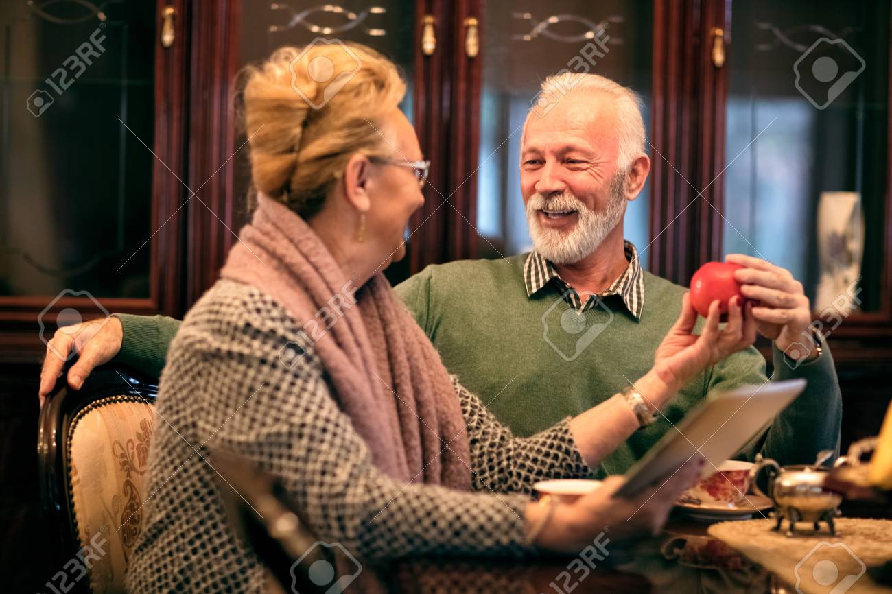 笑顔の幸せなカップルは 自宅で楽しむ 老後の愛 の写真素材 画像素材 Image