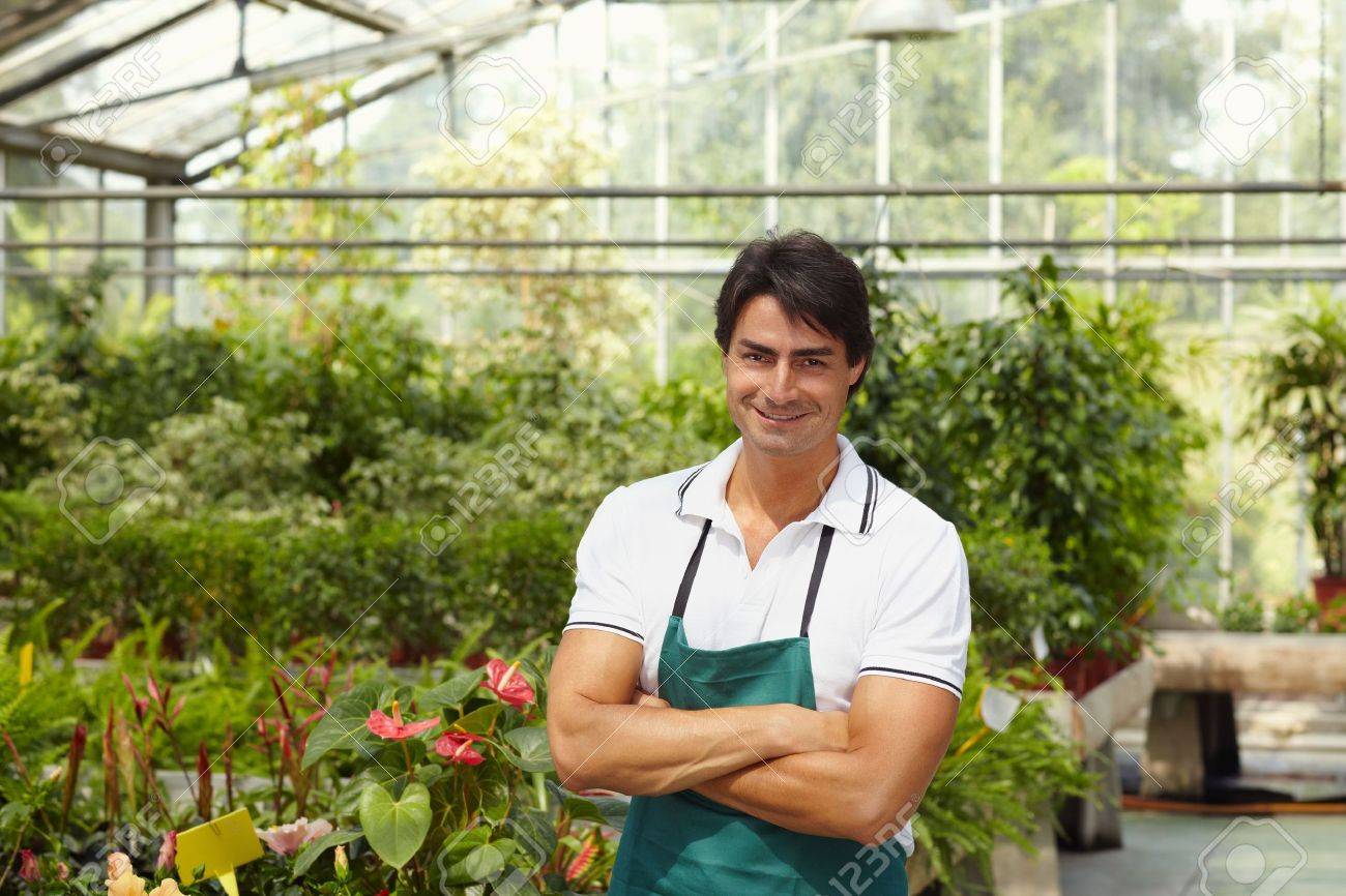 腕を組んだままカメラを見て男性の花屋の肖像画 の写真素材 画像素材 Image