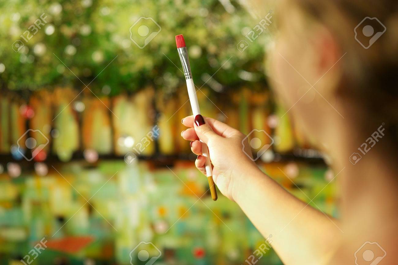 女性の手の絵ブラシを保持し キャンバス上の画像の構図を勉強の背面図 の写真素材 画像素材 Image 女性の手の絵ブラシを保持し キャンバス上の画像の構図を勉強の背面図 の写真素材 画像素材 Image