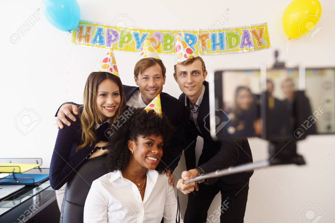 Femme D Affaires Celebrer Son Anniversaire Et De Faire Une Fete Avec Des Collegues Dans Son Bureau Un Ami Tient Son Telephone Avec Un Baton De Selfie Et Prend Des Photos De Ses