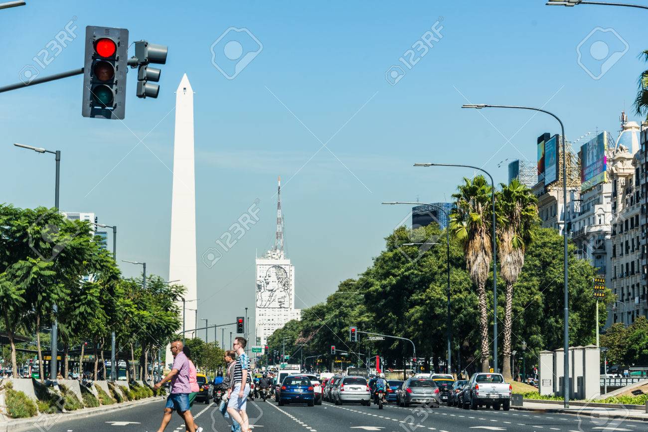 ブエノスアイレス アルゼンチン 15 年 4 月 9 日 正体不明のビジネス人々 の象徴的な建物やオベリスコ 15 年 4 月 9 日に アルゼンチンのブエノスアイレスで 通りを歩いて の写真素材 画像素材 Image
