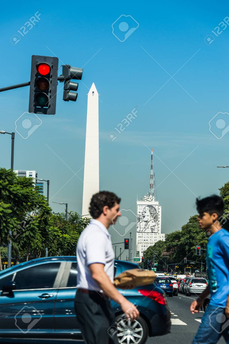 ブエノスアイレス アルゼンチン 15 年 4 月 9 日 正体不明のビジネス人々 の象徴的な建物やオベリスコ 15 年 4 月 9 日に アルゼンチンのブエノスアイレスで 通りを歩いて の写真素材 画像素材 Image