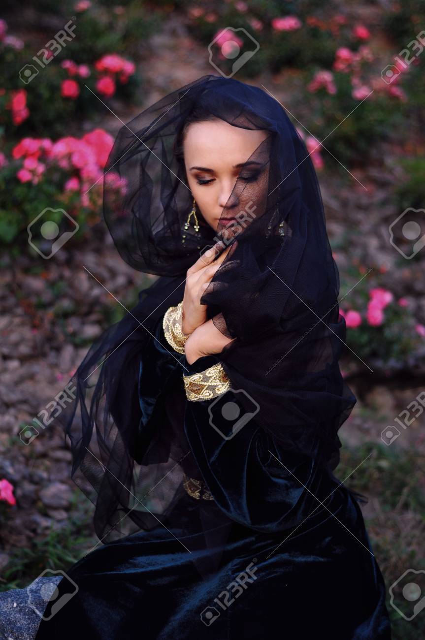 未亡人　動画 若い未亡人黒いベールを身に着けている目を閉じての写真素材・画像素材 Image 33847660