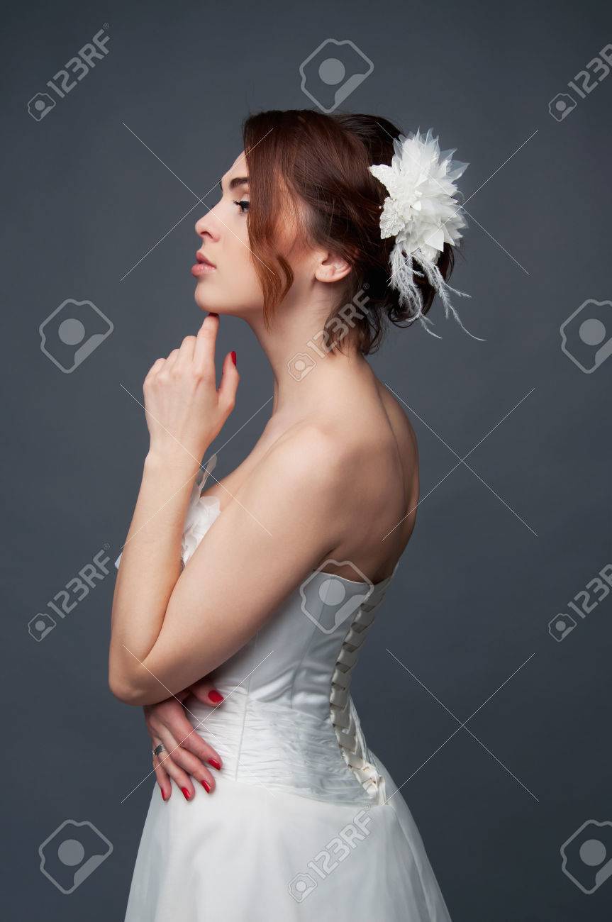 茶色の短い髪アップヘアや裸の肩を持つエレガントな花嫁は白いウェディング ドレス の写真素材 画像素材 Image 茶色の短い髪アップヘアや裸の肩を持つエレガントな花嫁は白いウェディング ドレス の写真素材 画像素材 Image