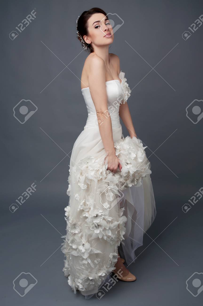 La Mode Nuptiale Coiffure Et Maquillage Brunette Mariée En Robe De Mariage Et Perles Têtière Sur Fond Gris