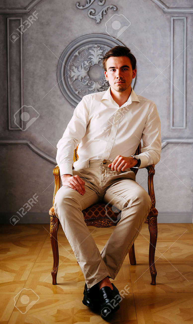 camisa blanca pantalón beige