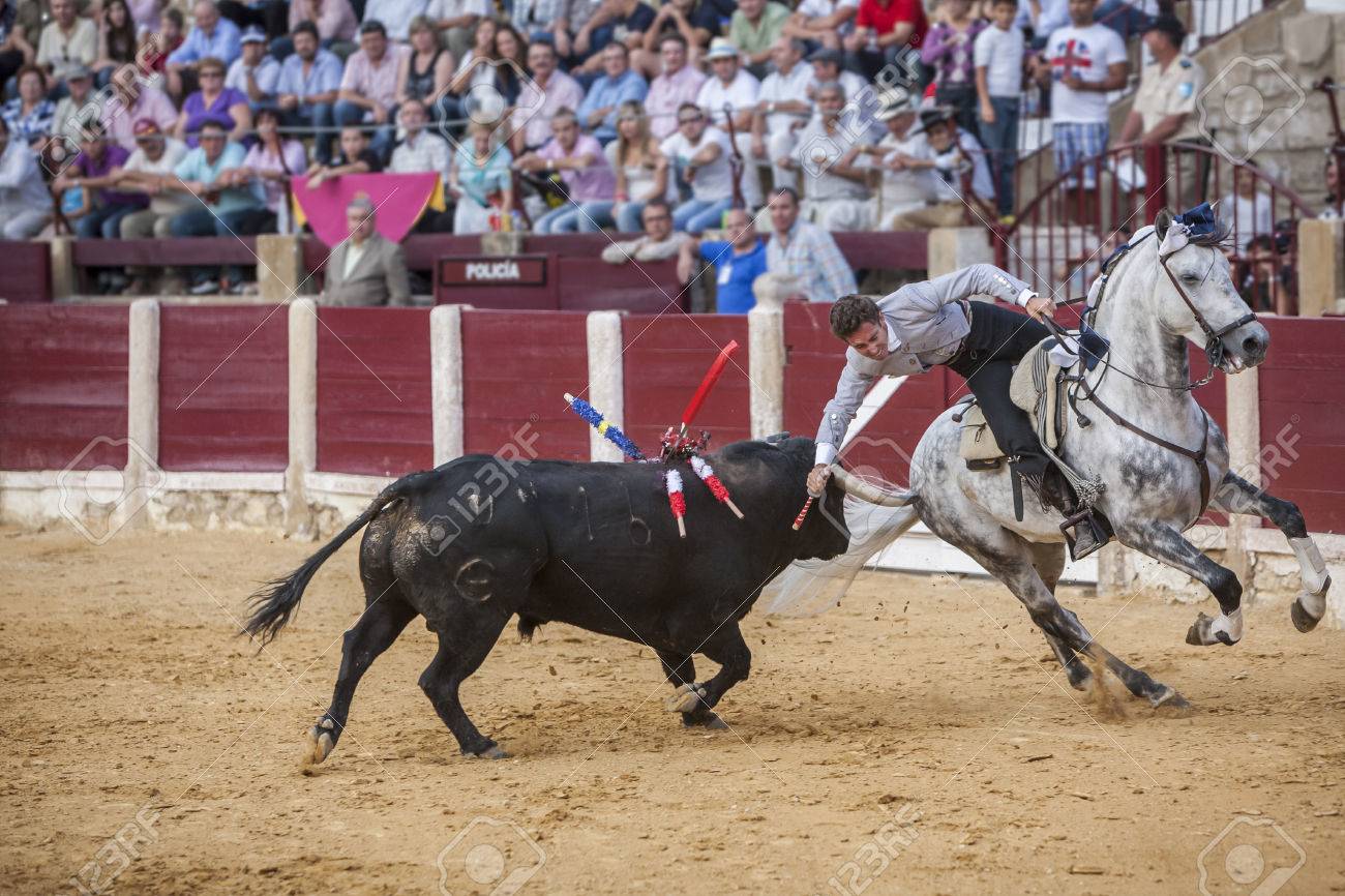ウベダ スペイン 10 年 10 月 2 日 レオナルド ヘルナンデス ウベダの闘牛場で牛ブレスレットのジャケットを入れて馬に乗ってスペイン闘牛士 の写真素材 画像素材 Image
