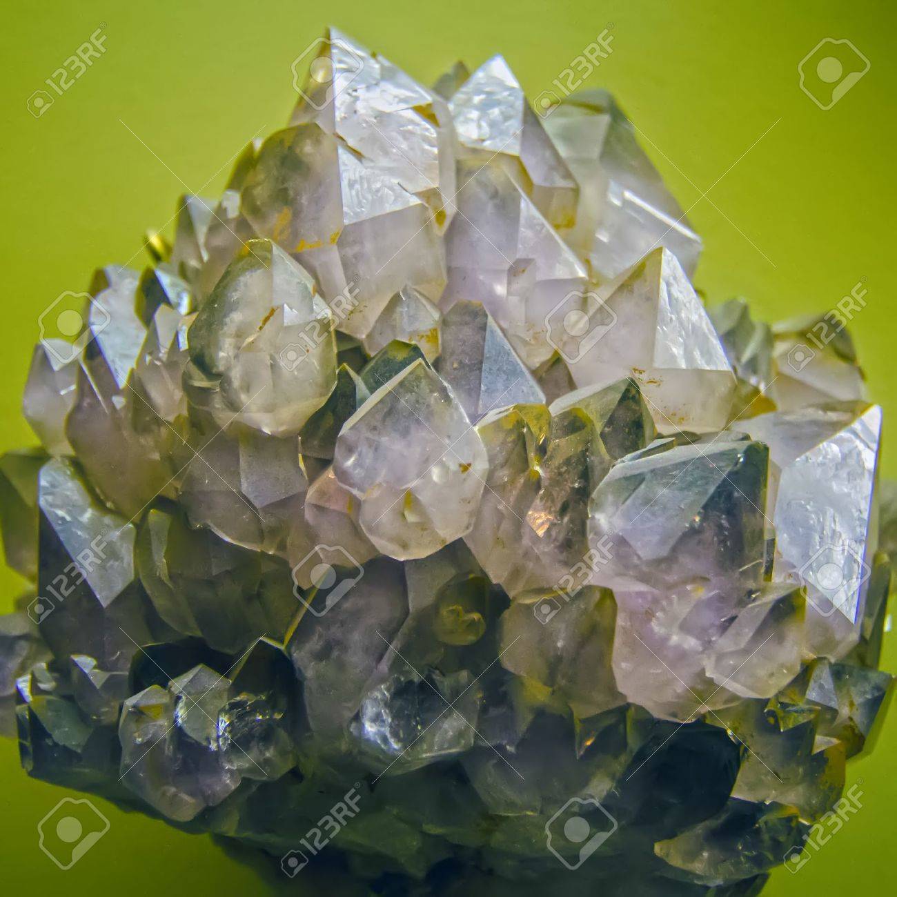 ディスプレイ上の貴重な石の結晶の写真素材・画像素材 Image ディスプレイ上の貴重な石の結晶の写真素材・画像素材 Image