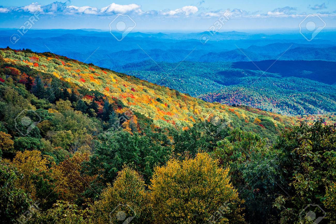 ブルーリッジ山脈とブルーリッジ パークウェイ の写真素材 画像素材 Image