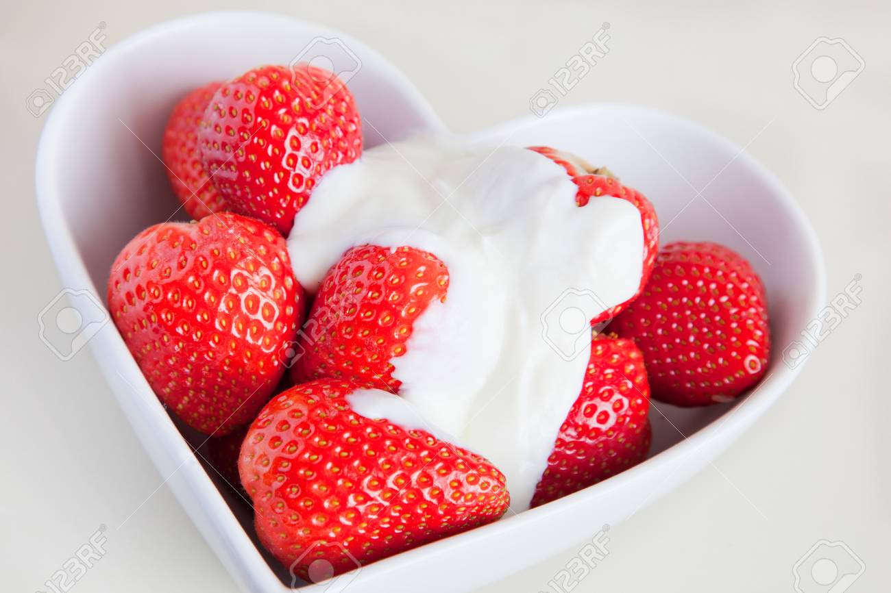 Lein-Wand-Bild Essensbilder Früchte Erdbeeren in weißer Schale auf dunklem Holz