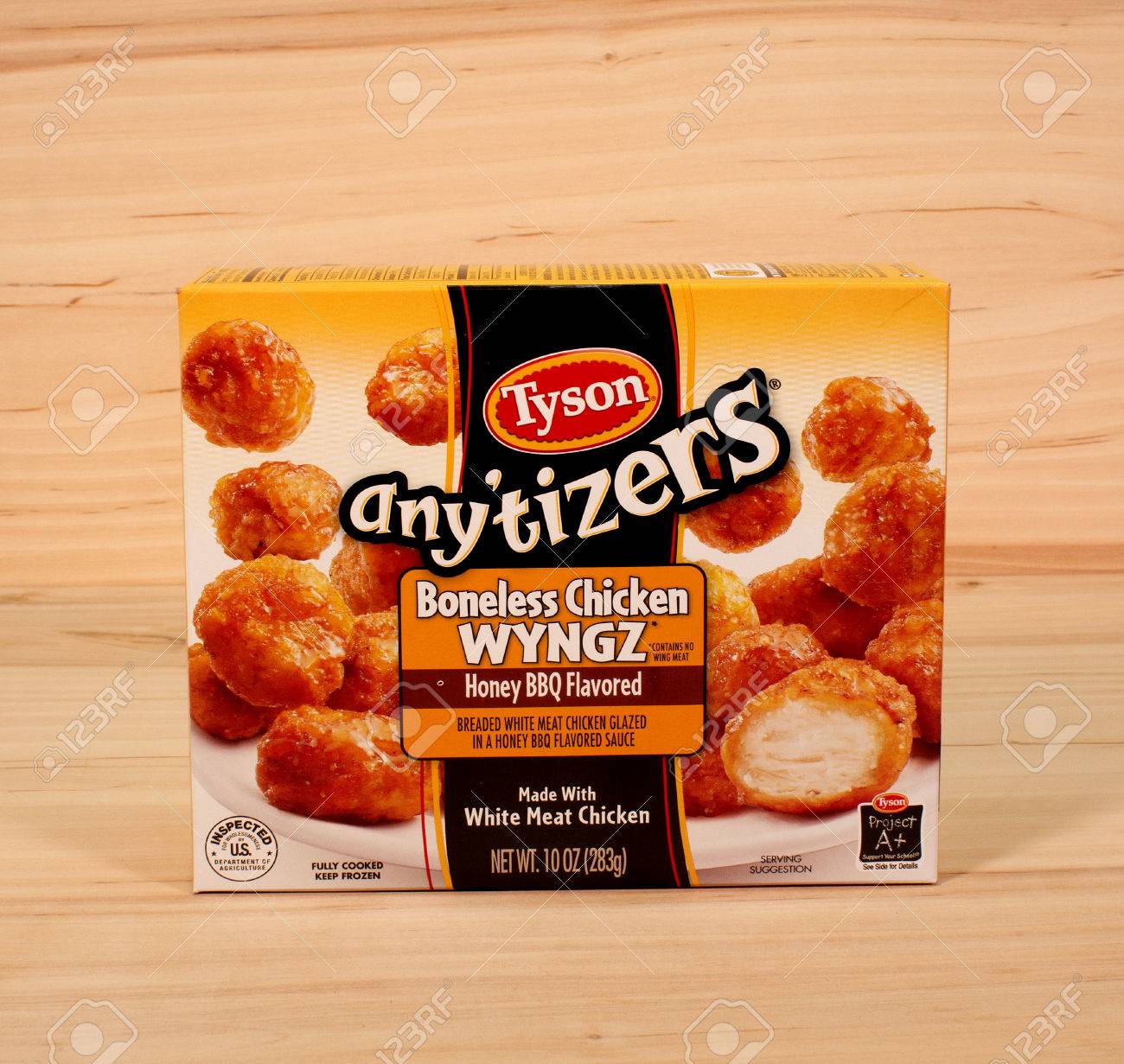 강 사바나, 위스콘신 -4 월 16,2015 : 타이슨 뼈없는 닭 날개의 상자. Tyson Foods Incorporated는  Arkansas의 Springdale에 있습니다. 로열티 무료 사진, 그림, 이미지 그리고 스톡포토그래피. Image 38954284