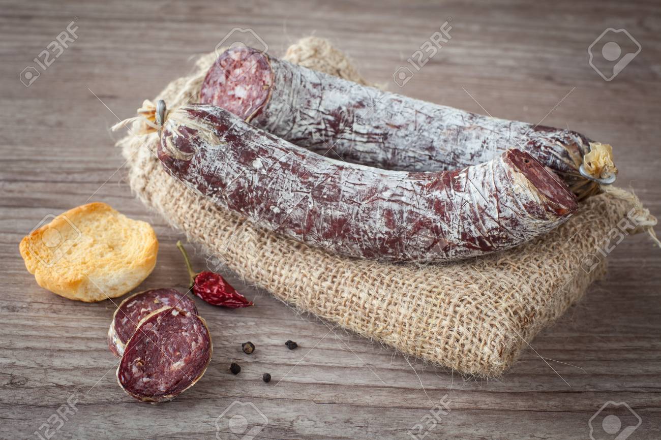 Frisch Und Lecker Esel Salami Auf Holzuntergrund Lizenzfreie Fotos Bilder Und Stock Fotografie Image 18019892