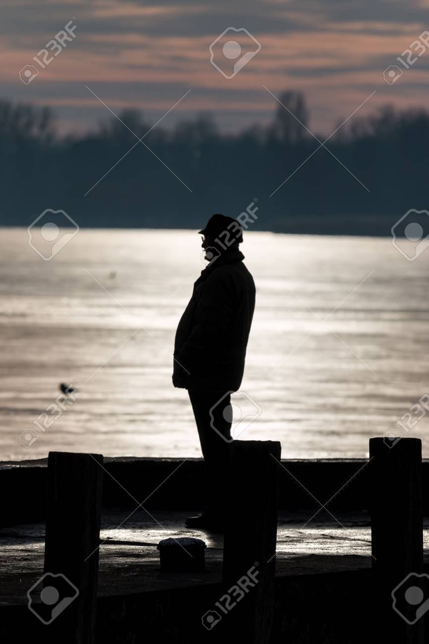 冬の夕日の光の中の人の影絵 の写真素材 画像素材 Image