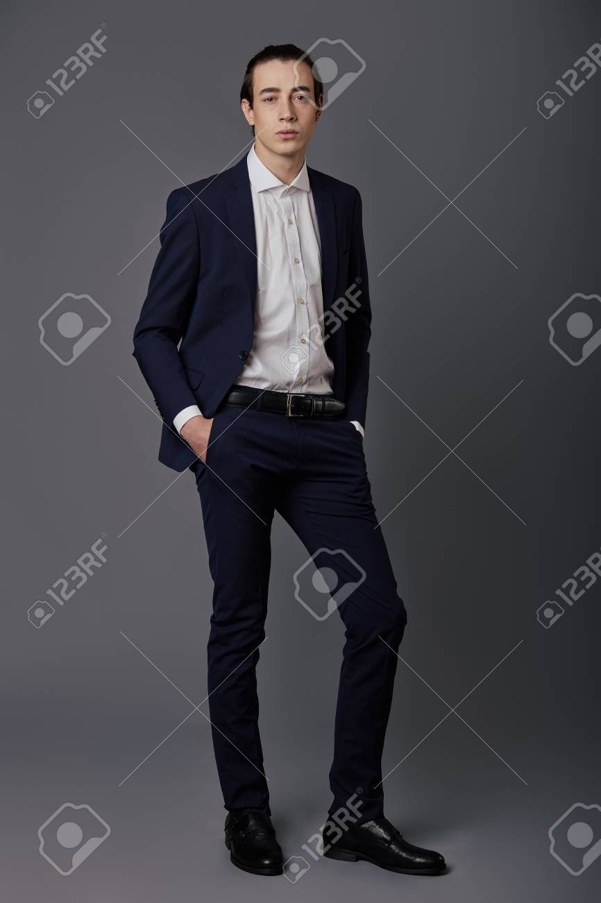 ビジネス ファッションの男が白い T シャツに紺のスーツを着ています グレーに撮影スタジオ の写真素材 画像素材 Image