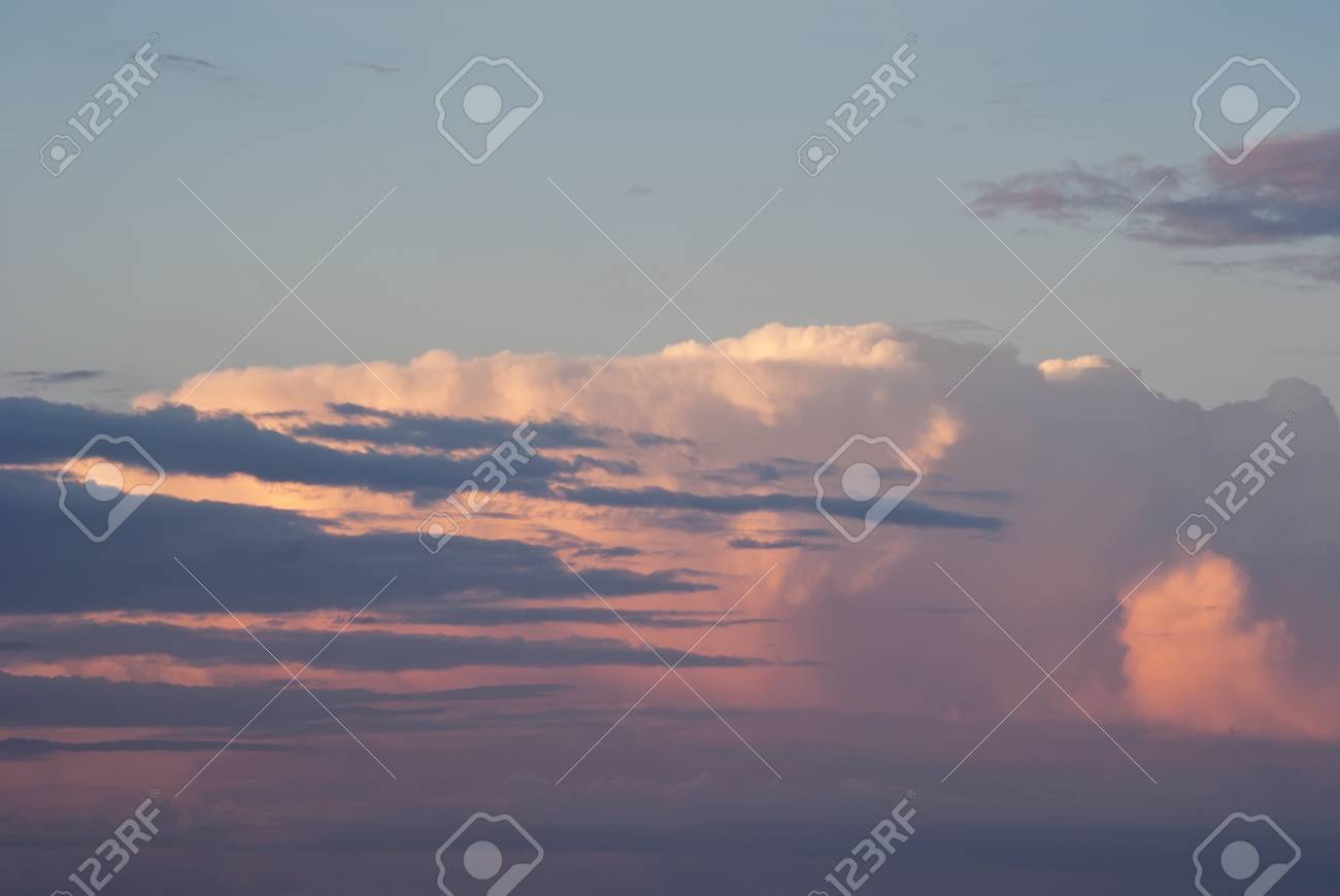 珍しい 美しい夕方曇り の写真素材 画像素材 Image