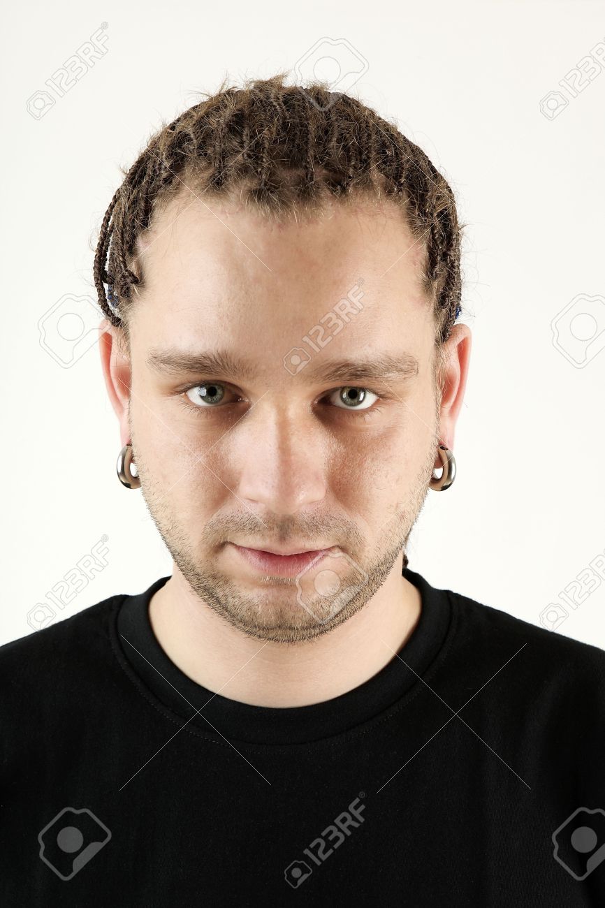 Banque d\u0027images , Jeune homme avec des tresses portrait isolé sur fond blanc