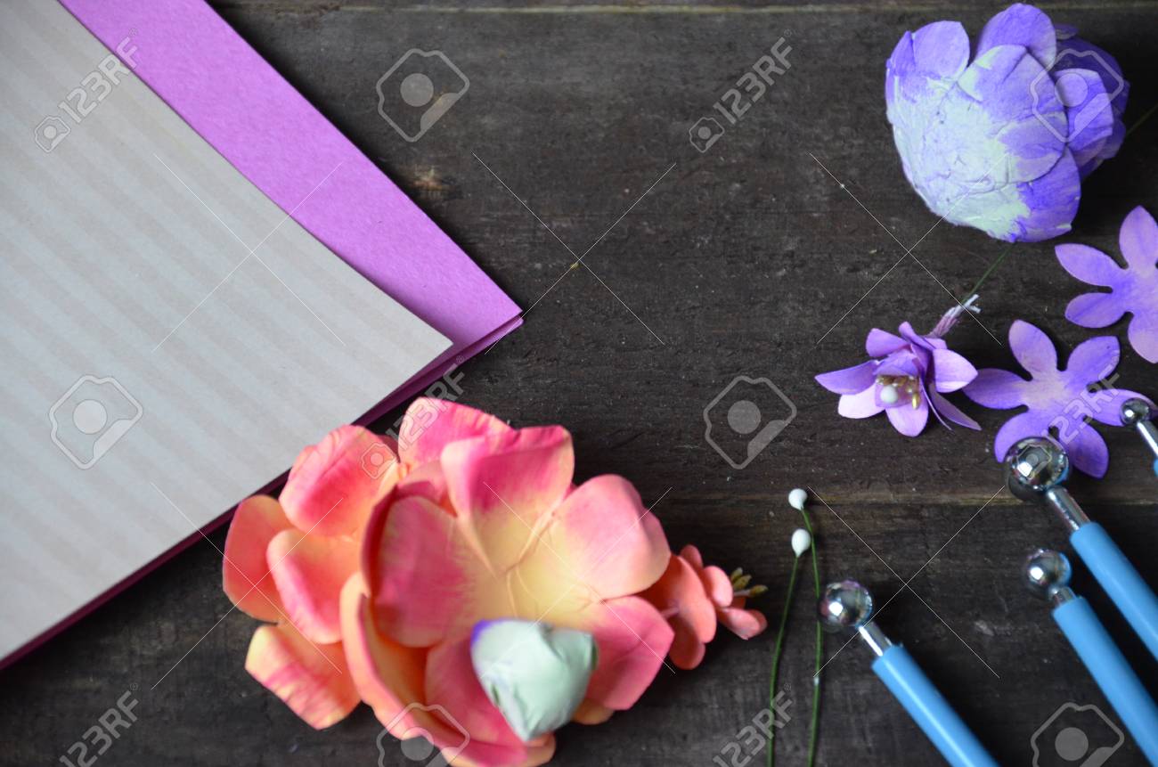 Faire Une Carte D Anniversaire De Reservation De Scrap Scrapbooking Bouton Artisanat Adulte Art Papier Sournois Ciseaux Couteau Pour Confectionner Une Carte Postale De Femme De Chambre Boite Pour La Saint Valentin La