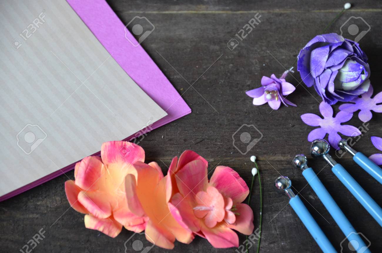 Faire Une Carte D Anniversaire De Reservation De Scrap Scrapbooking Bouton Artisanat Adulte Art Papier Sournois Ciseaux Couteau Pour Confectionner Une Carte Postale De Femme De Chambre Boite Pour La Saint Valentin La