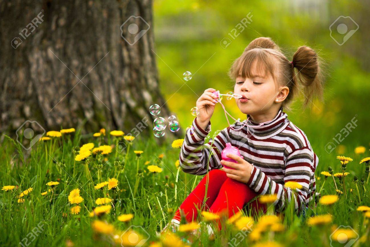 素敵な小さな 5 年女の子は公園でシャボン玉を吹く の写真素材 画像素材 Image
