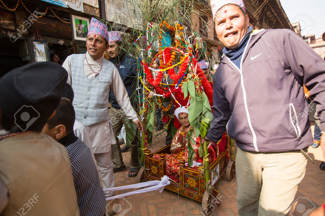 バクタプル ネパール 12 月 日 誕生日お祝い頭家族 77 年 7 月 7 日 7 時間古い ネワール族によると再生のよう 13 年 12 月 日ネパール バクタプルの中に正体不明の人 の写真素材 画像素材 Image