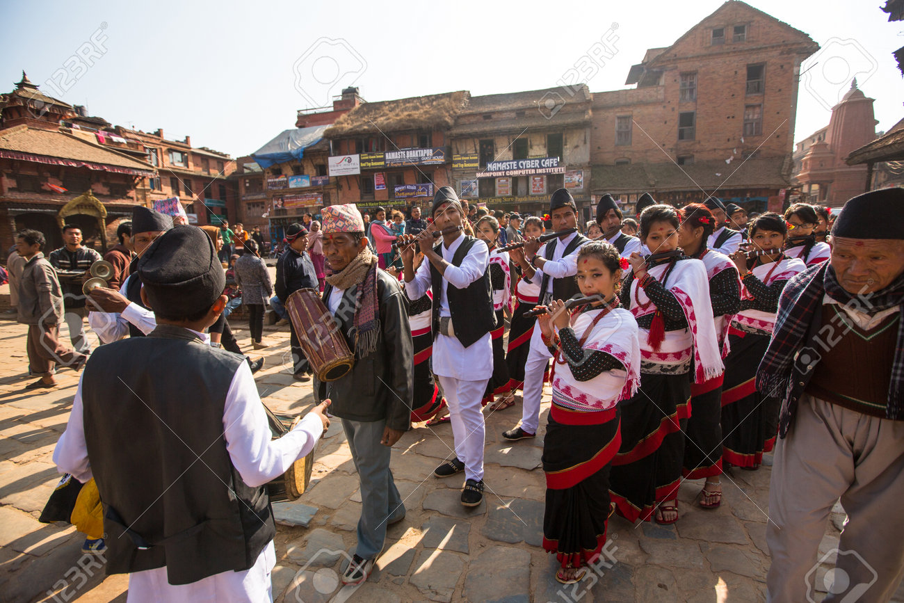 バクタプル ネパール 12 月 日 誕生日お祝い頭家族 77 年 7 月 7 日 7 時間古い ネワール族によると再生のよう 13 年 12 月 日ネパール バクタプルの中に正体不明のミュージシャン の写真素材 画像素材 Image