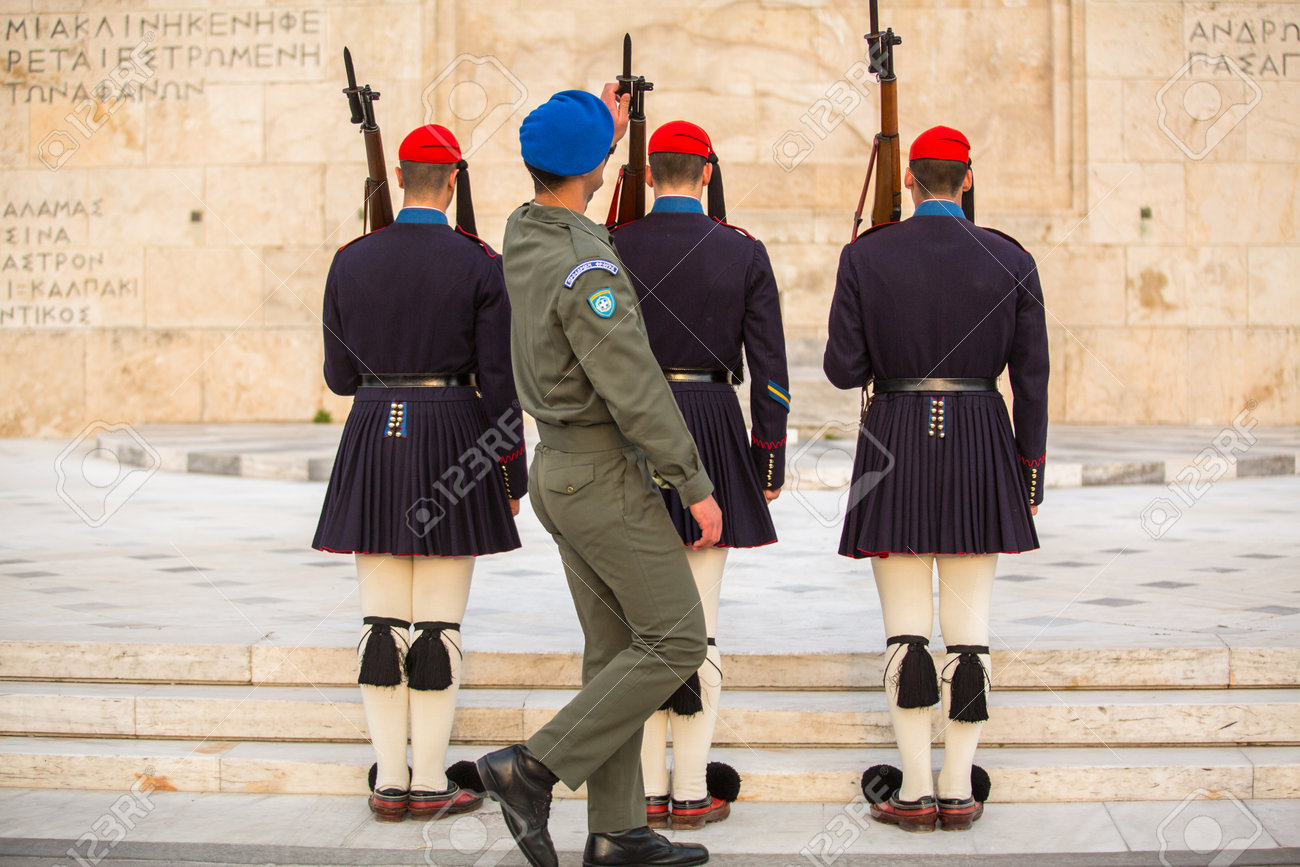 アテネ ギリシャ 15 年 4 月 14 日 ギリシャの兵士 Evzones または Evzoni の軍服に身を包んだ 儀式の精鋭部隊 13 年 現在からアクティブ大統領警護隊のメンバーを指します の写真素材 画像素材 Image