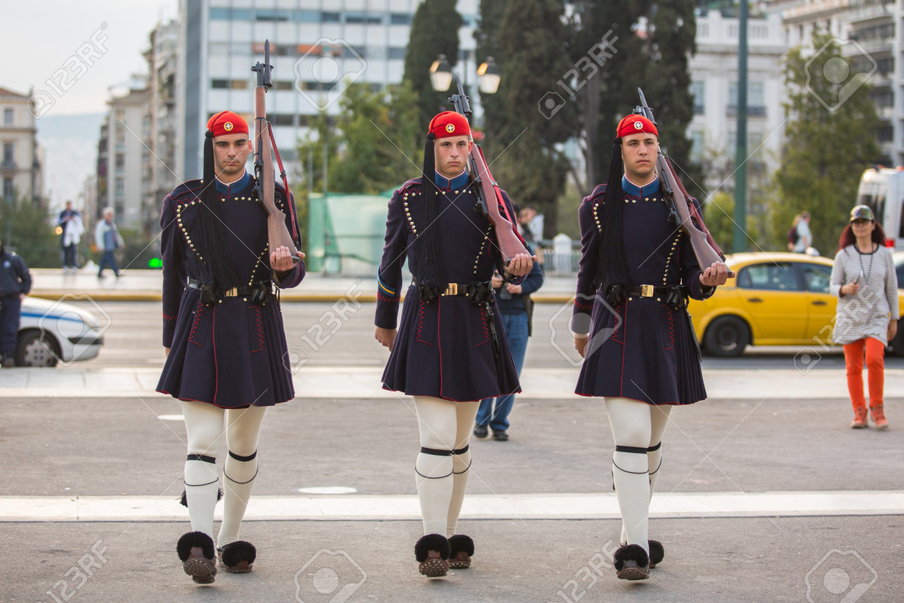 アテネ ギリシャ 4 月 15 年頃 Evzones または Evzoni 軍服に身を包んだギリシャの兵士は 提示する 13 年からの大統領警護隊 儀式の精鋭部隊 アクティブ メンバーを指します の写真素材 画像素材 Image