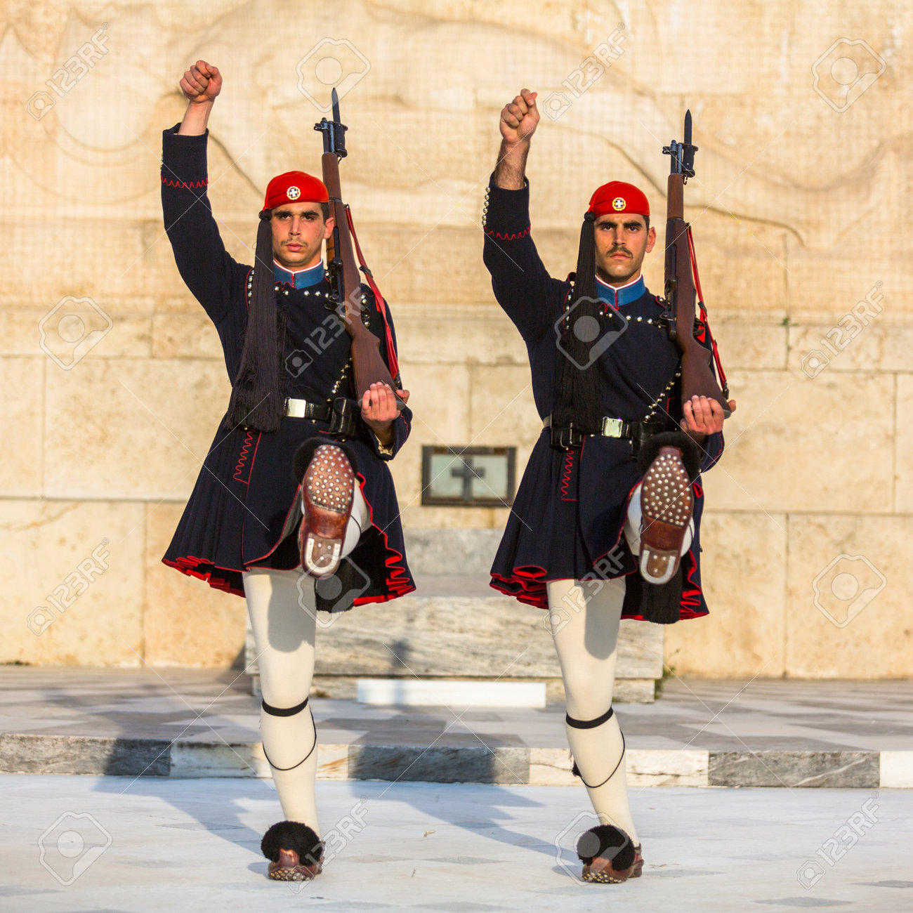 アテネ ギリシャ 4 月 15 年頃 アテネ 軍服に身を包んだの無名戦士の墓を守る Evzone は大統領警備隊 儀式の精鋭部隊のメンバーを指します の写真素材 画像素材 Image