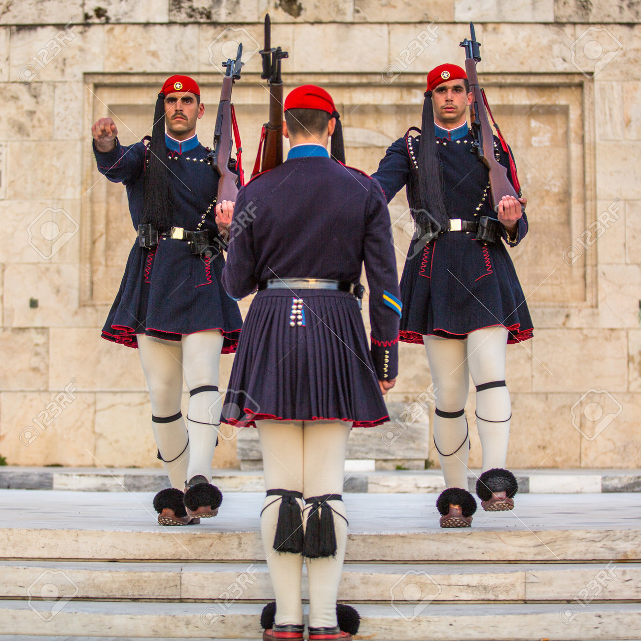 アテネ ギリシャ 4 月 15 年頃 アテネ 軍服に身を包んだの無名戦士の墓を守る Evzone は大統領警備隊 儀式の精鋭部隊のメンバーを指します の写真素材 画像素材 Image
