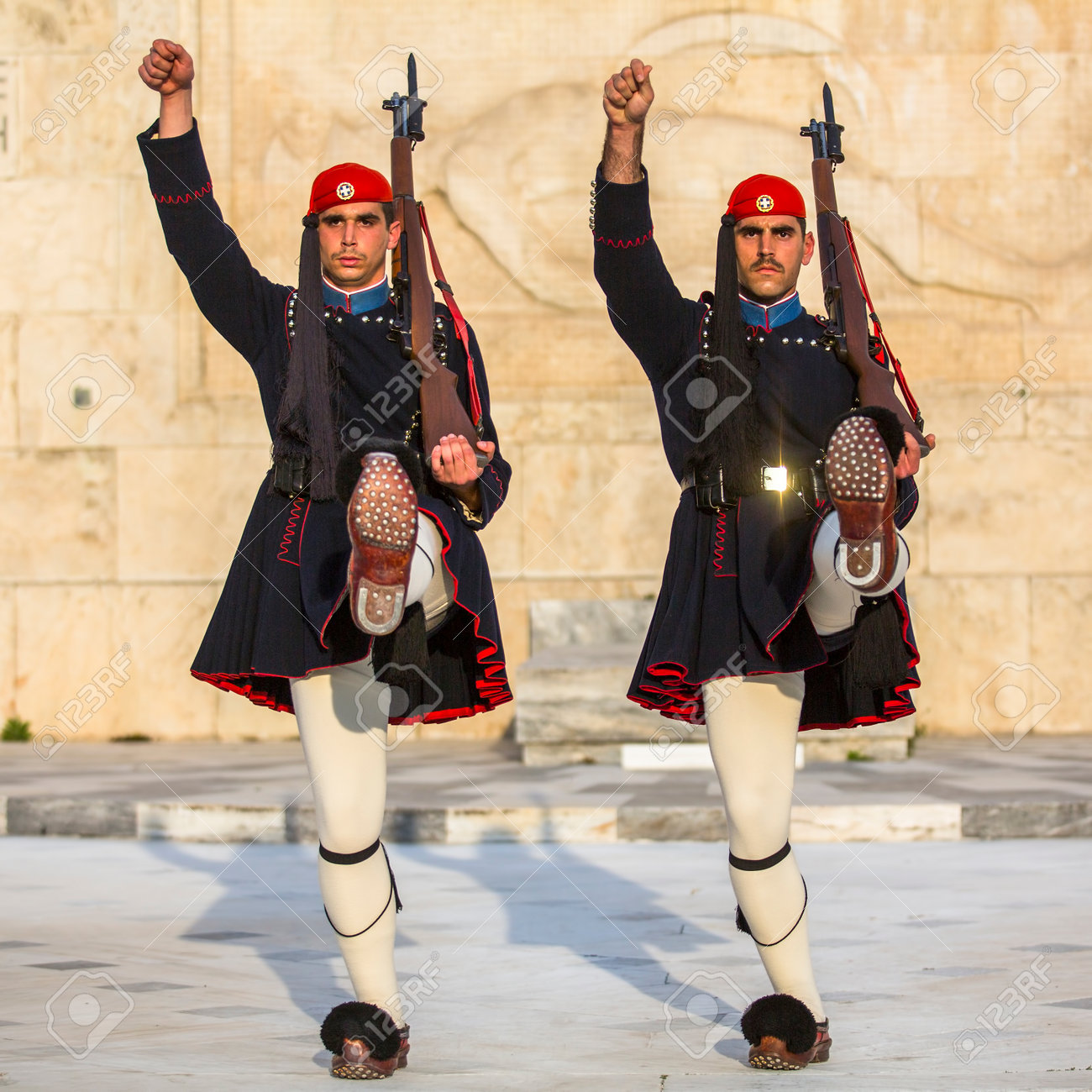 アテネ ギリシャ 4 月 15 年頃 アテネ 軍服に身を包んだの無名戦士の墓を守る Evzone は大統領警備隊 儀式の精鋭部隊のメンバーを指します の写真素材 画像素材 Image