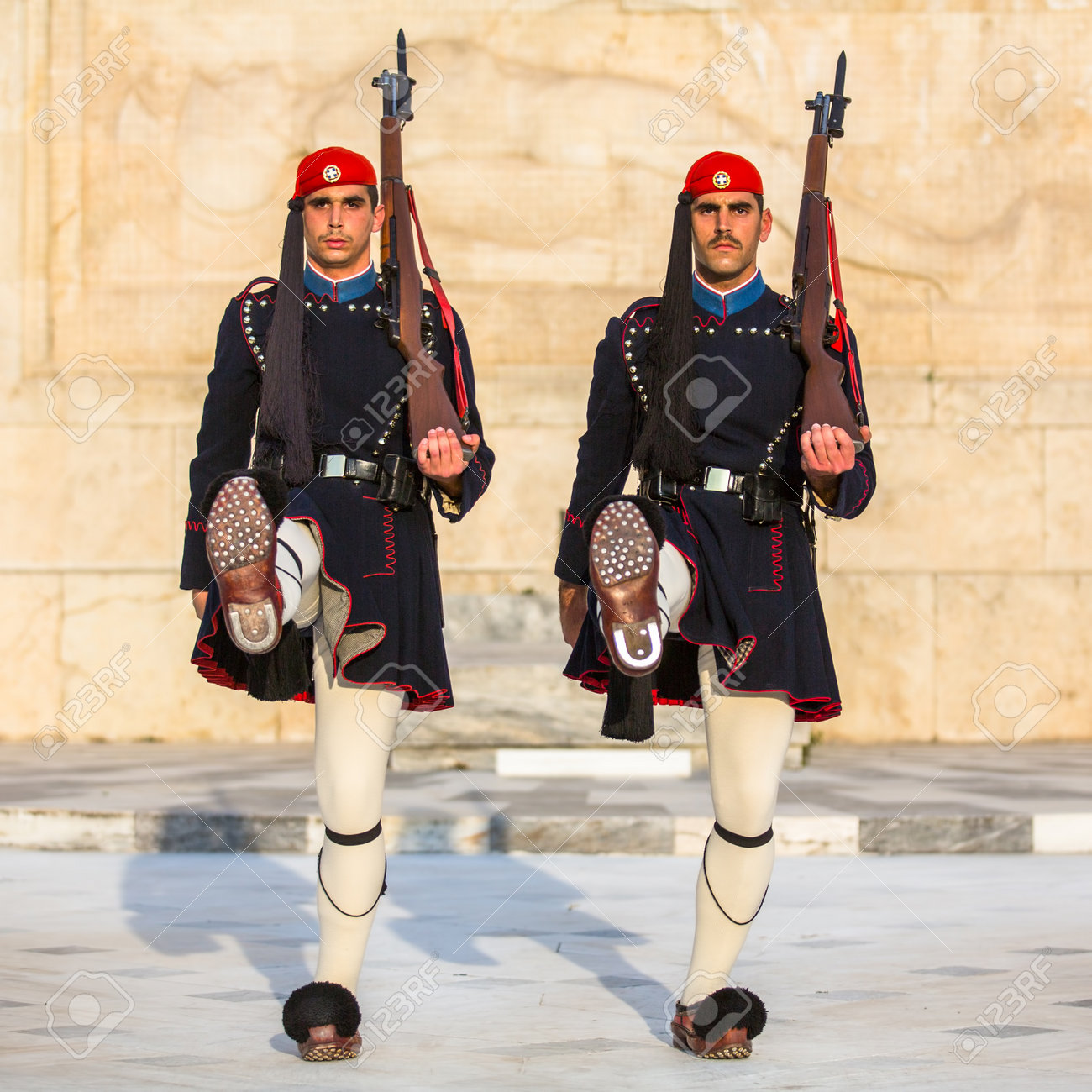 アテネ ギリシャ 4 月 15 年頃 アテネ 軍服に身を包んだの無名戦士の墓を守る Evzone は大統領警備隊 儀式の精鋭部隊のメンバーを指します の写真素材 画像素材 Image