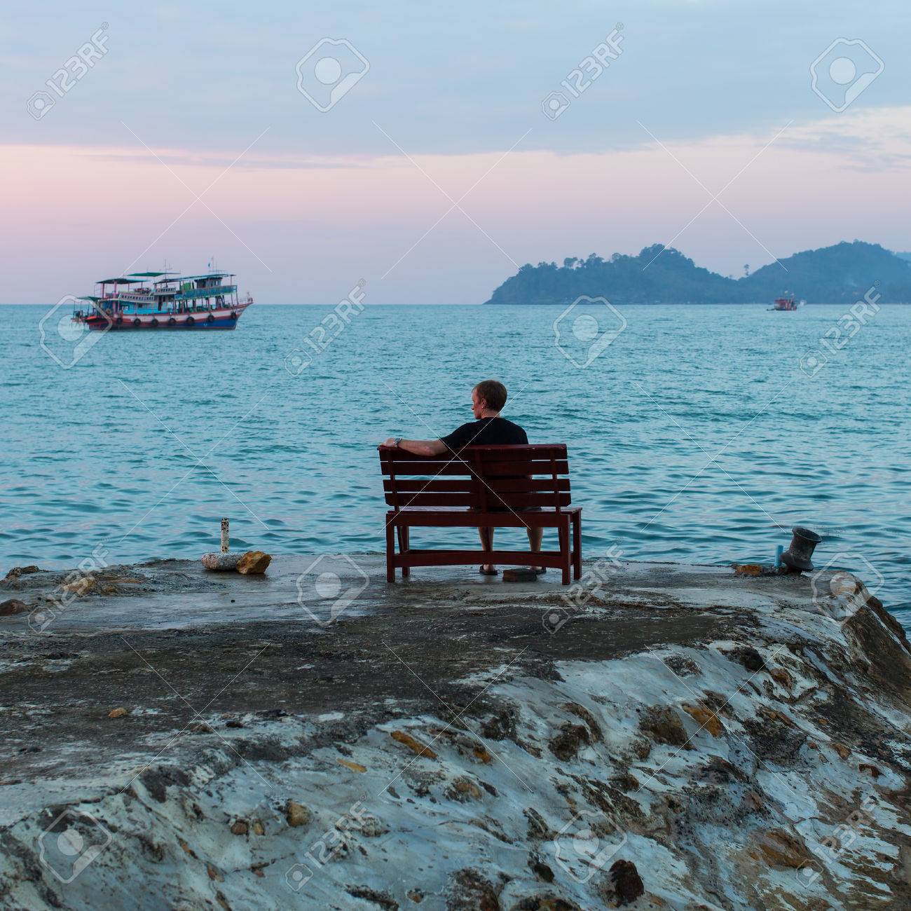 hombre solo en el mar