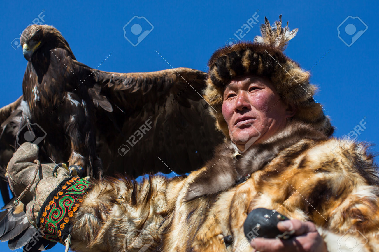 Bayan Ulgii Mongolia 30 September 17 Traditionelle Kleidung Des Kasachischen Adler Jagers Beim Jagen Zu Den Hasen Die Einen Goldenen Adler Auf Seinem Arm Im Wustenberg Von Westmongolei Halten Lizenzfreie Fotos Bilder Und