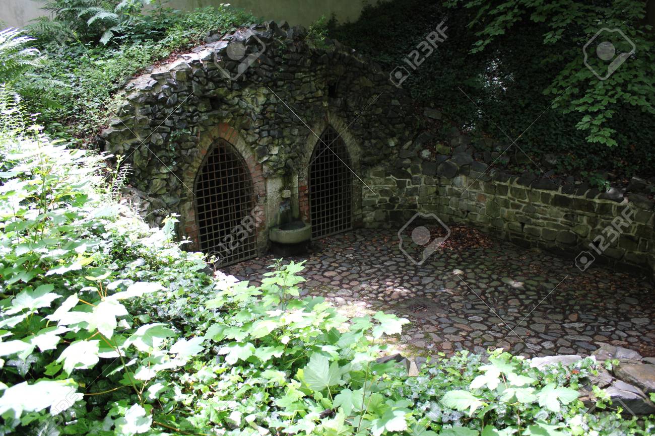 Grune Efeu Und Steinmauer Im Garten 7913 Lizenzfreie Fotos Bilder Und Stock Fotografie Image 46098757