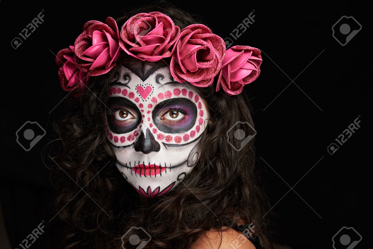 Bemaltes Gesicht Fur Halloween Als Totenkopf Auf Frau Isoliert Auf Schwarz Lizenzfreie Fotos Bilder Und Stock Fotografie Image 65117587