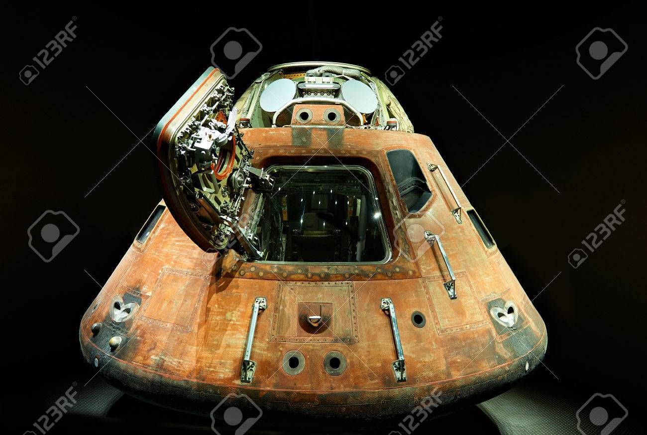 黒背景に分離された宇宙船コックピット の写真素材 画像素材 Image