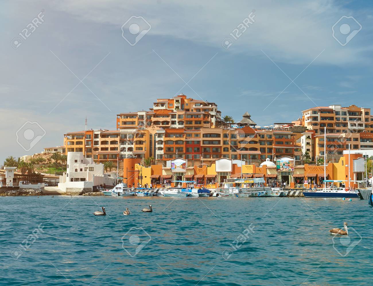 メキシコのカボ サン ルーカス リゾート メキシコの休暇旅行ポートです カボ サン ルーカスに商業広場 の写真素材 画像素材 Image