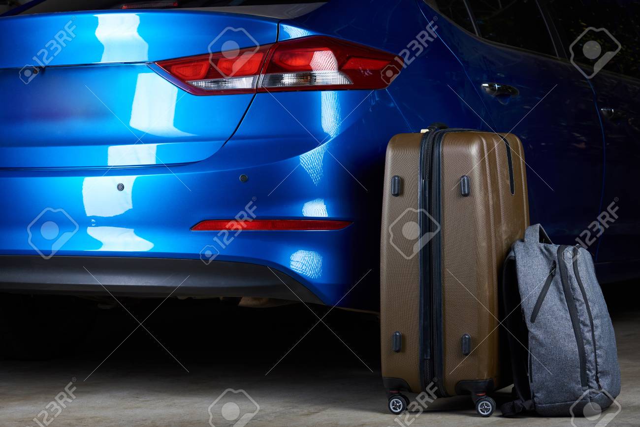 後ろから閉じたモダンな青い車トランクの表示の横の荷物台 の写真素材 画像素材 Image