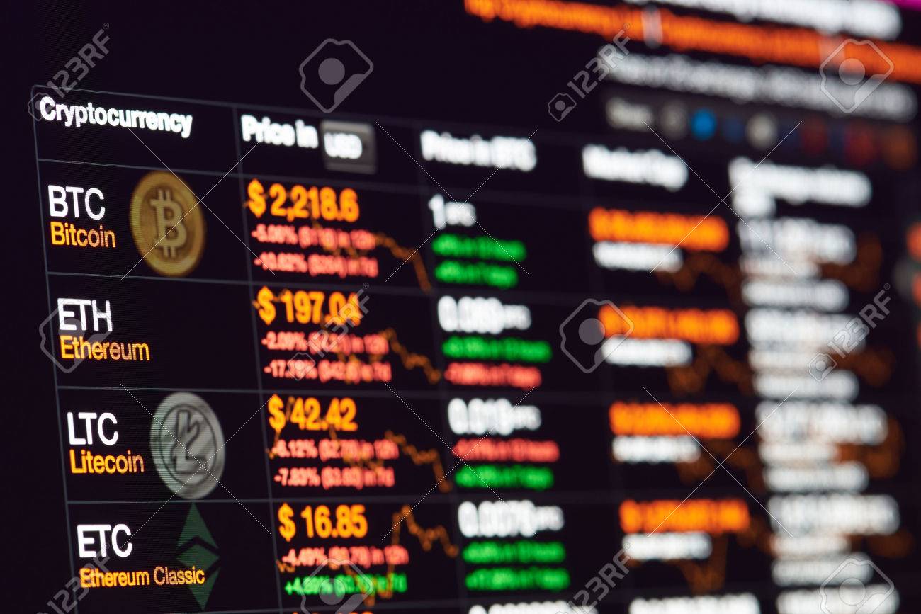 モニター表示上のドルのレートにニューヨーク、アメリカ合衆国 - 2017 年 7 月 14 日: Bitcoin 取引所。Cryptocurrency  投資チャートの写真素材・画像素材 Image 82216286