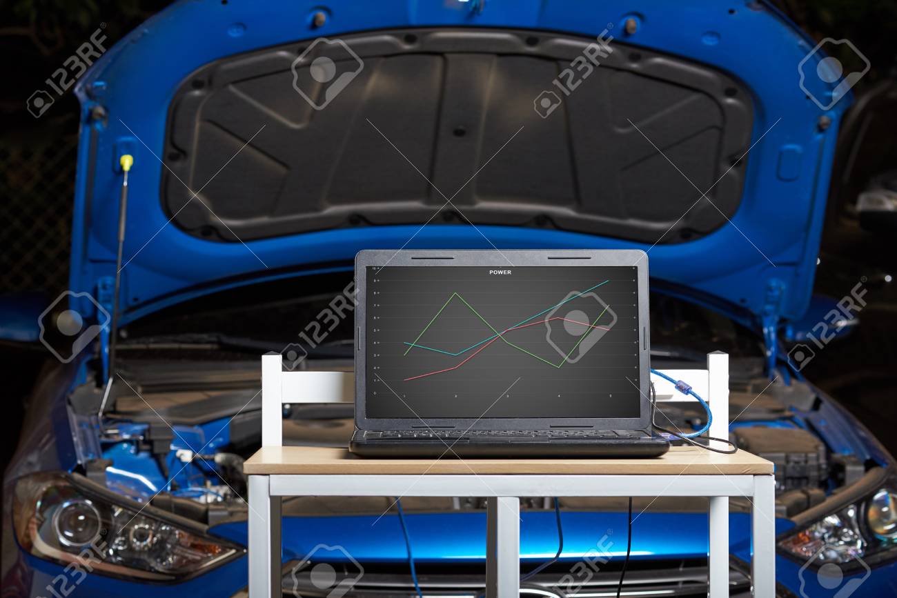 車コンピューター診断コンセプト ノート パソコンを車の性能を持つテーブル の写真素材 画像素材 Image