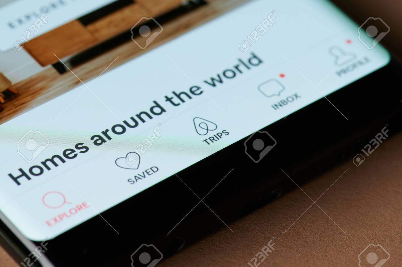 뉴욕 미국 2019년 3월 15일 스마트폰 화면의 에어비앤비 메뉴 앱 클로즈업 보기 로열티 무료 사진, 그림, 이미지 그리고  스톡포토그래피. Image 121444637