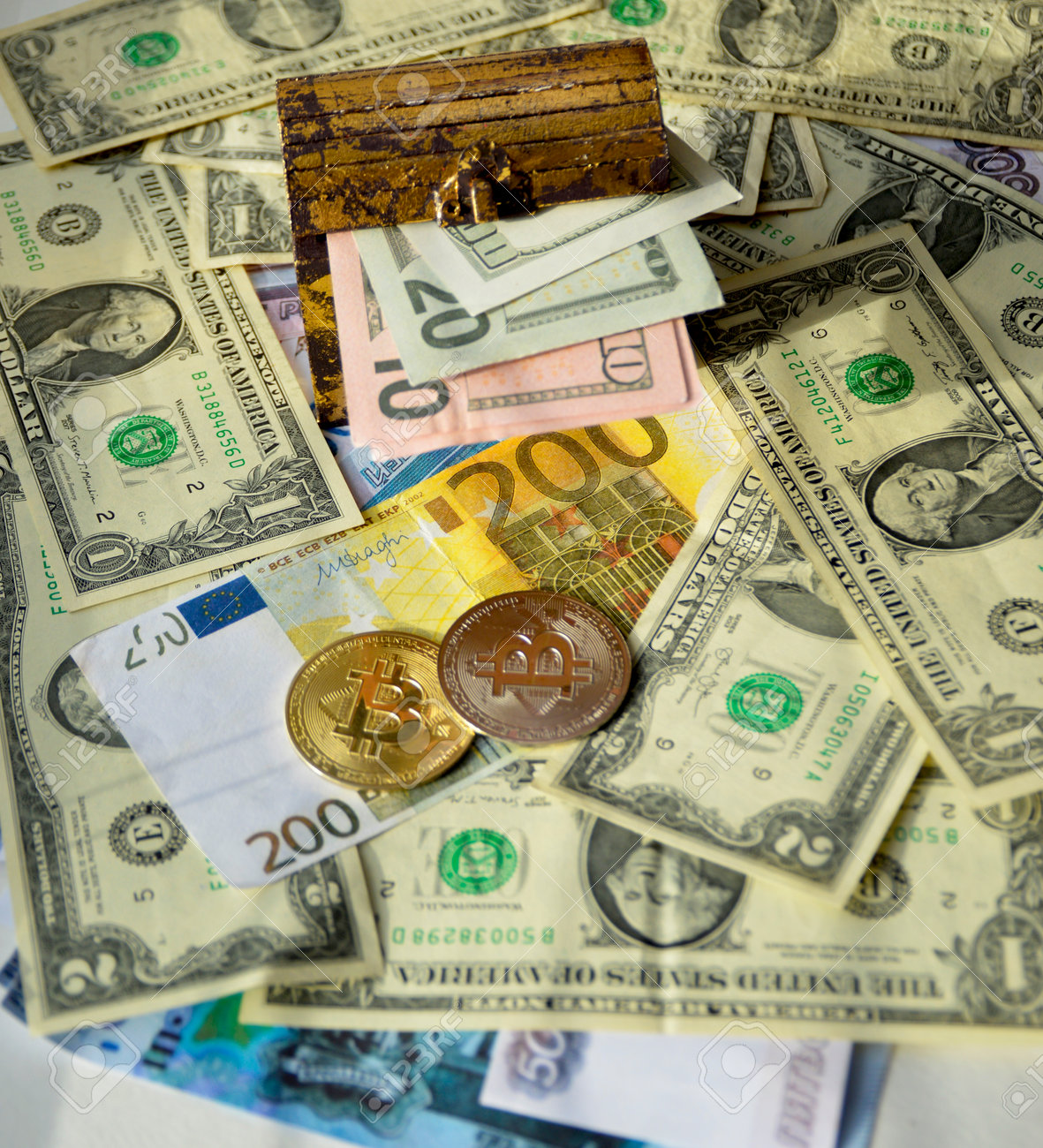 금색과 은색 비트코인 동전은 달러와 유로 달러 지폐 옆에 있는 가슴에서 튀어나와 있습니다. 로열티 무료 사진, 그림, 이미지 그리고  스톡포토그래피. Image 165701630