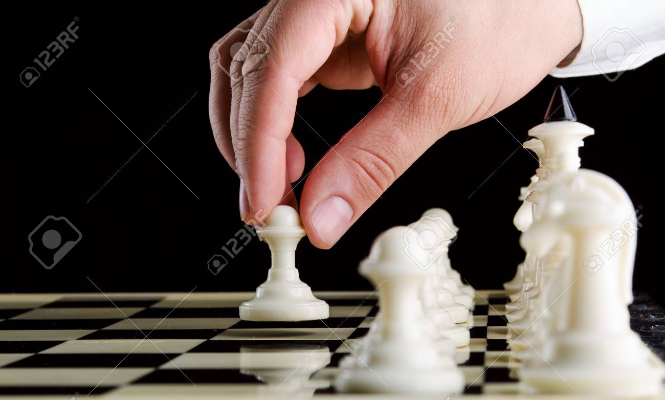 人間チェスし ポーンの最初の動きを作る の写真素材 画像素材 Image 人間チェスし ポーンの最初の動きを作る の写真素材 画像素材 Image