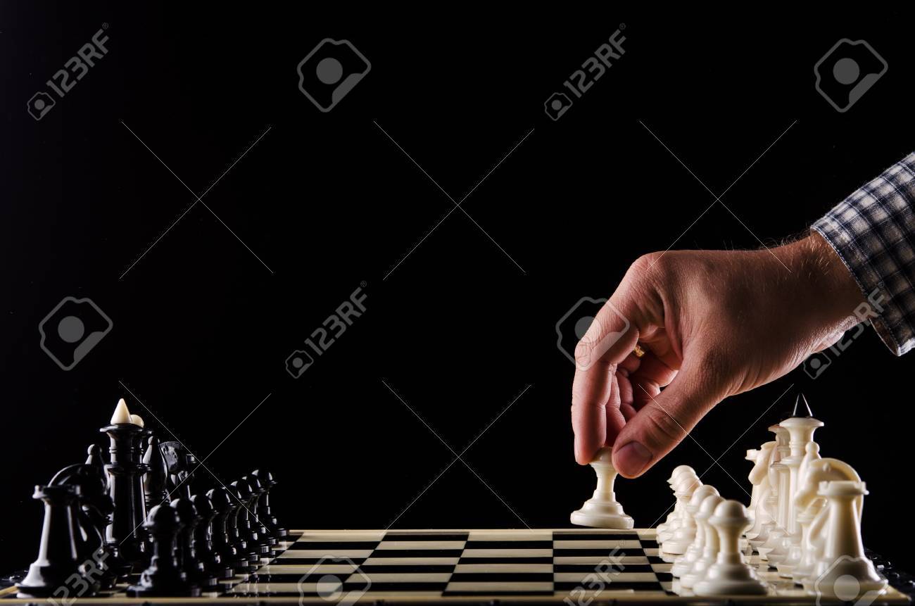 人間チェスし ポーンの最初の動きを作る の写真素材 画像素材 Image 人間チェスし ポーンの最初の動きを作る の写真素材 画像素材 Image