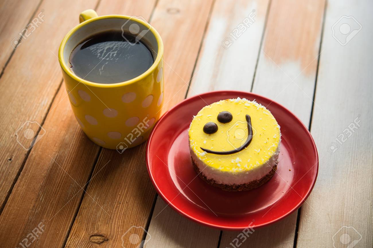 Tasse De Cafe Rouge Et Sourire Gateau Sur La Table En Bois Matin Delicieux Petit Dejeuner Banque D Images Et Photos Libres De Droits Image
