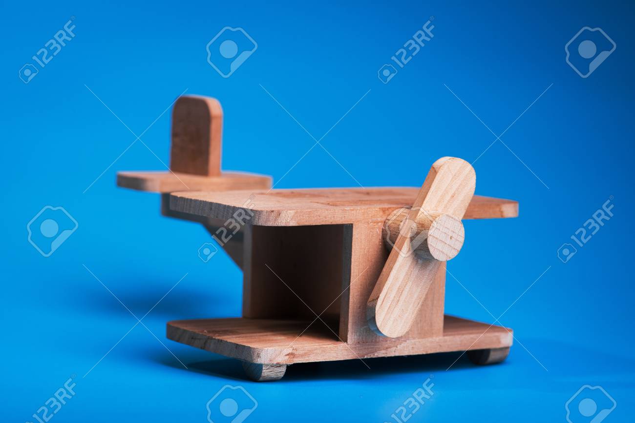 avion de madera para niños