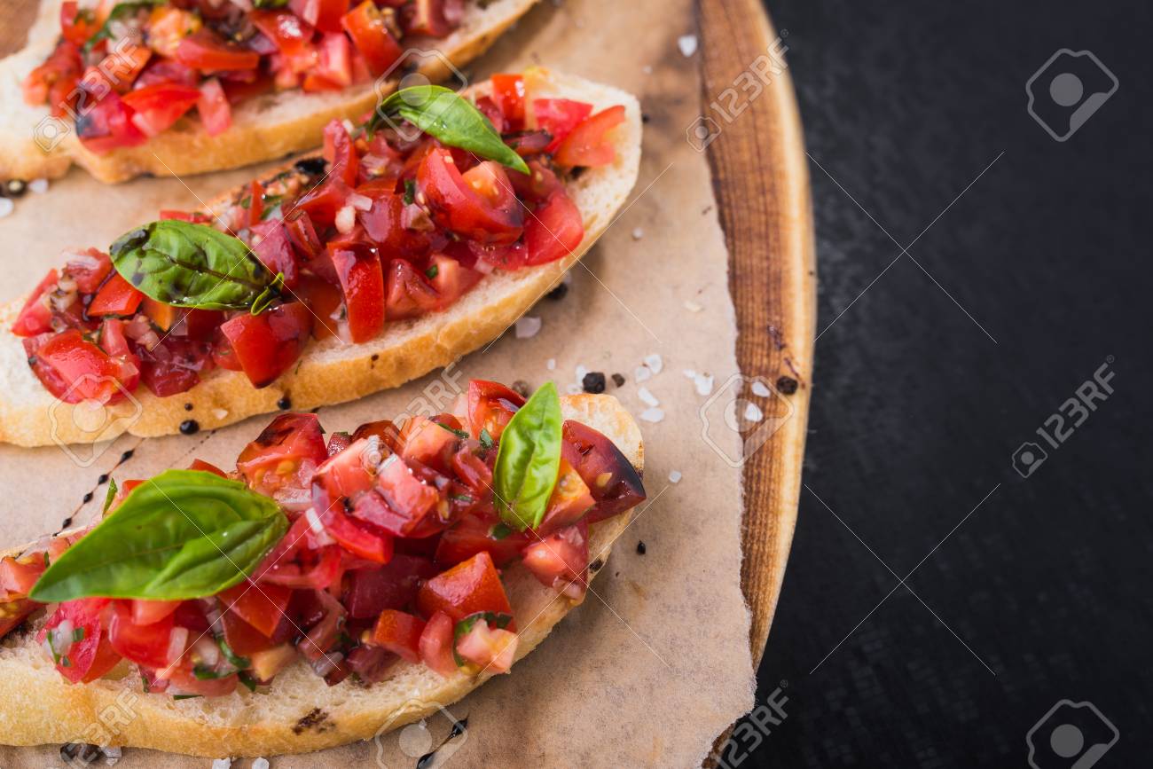 イタリア料理の前菜 ブルスケッタ トマトとバジルの木板 の写真素材 画像素材 Image