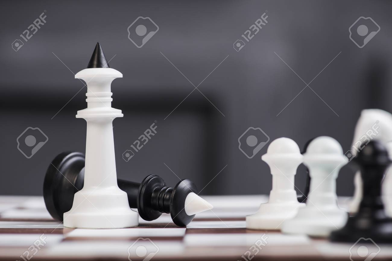 xadrez rei dourado sozinho no tabuleiro de xadrez e fundo escuro com linha de conexão para ideia de estratégia e conceito futurista. 7126142 Foto de stock no Vecteezy